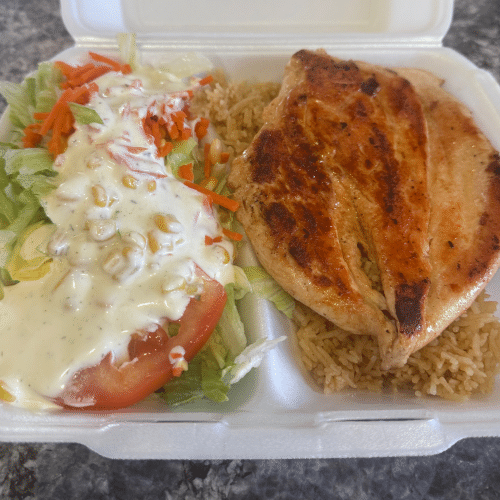Gegrillte Hühnerbrust mit Reis und Salat