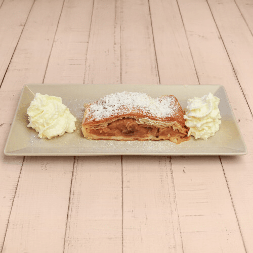 Hausgemachte Apfelstrudel mit Schlag