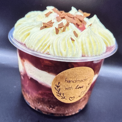 Cup Dessert mit Kirsche