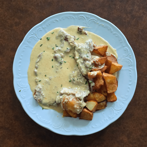 Vanillerostbraten mit feinem Knoblauchsaft und Braterdäpfeln.
