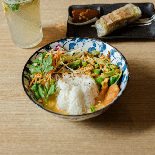 Mittagsmenü Aromatische Curry-Mangosauce mit Hühnerfleisch
