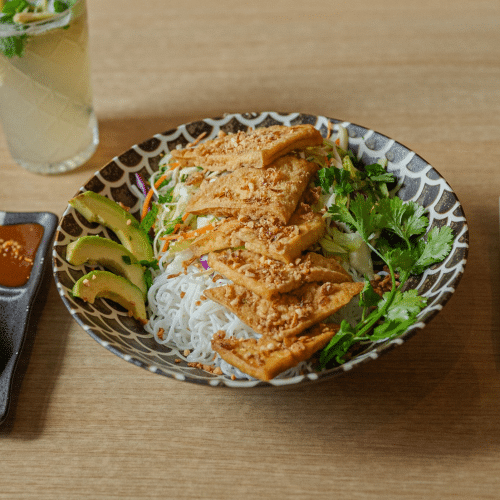 Mittagsmenü Reisnudelsalat mit Tofu, Avocado