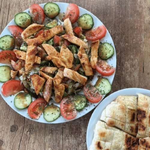 Putenstreifen-Salat mit Knoblauchbrot