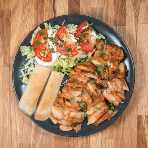 Türkischer Kebabteller mit Pizzabrot