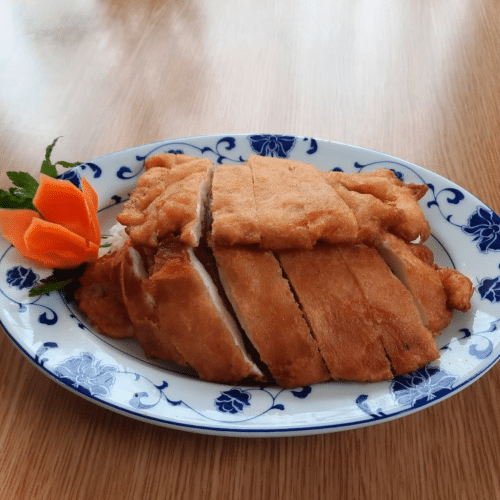 Knuspriges Huhn auf Reis und Sauce