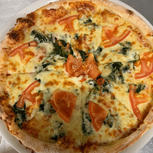 Pizza mit spinat ,mozzarella und frische Tomten