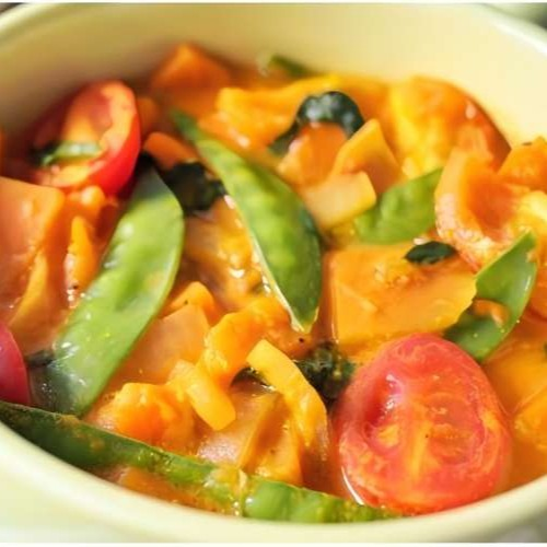 Süßkartoffel mit Rotcurry-Gemüse und Kokosmilch