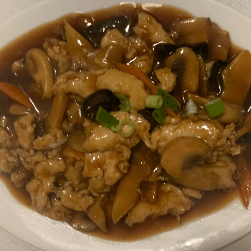 Hühnerfleisch mit Bambussprossen, Morcheln und Champignons