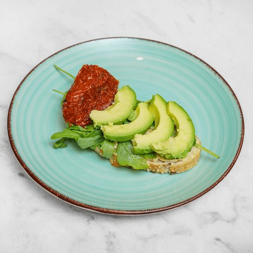 Belegtes Brötchen mit Avocado (vegetarisch)