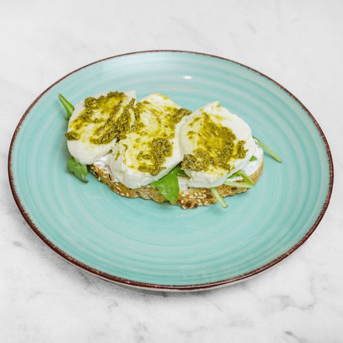 Belegtes Brötchen mit Büffelmozzarella und Rucola (vegetarisch)