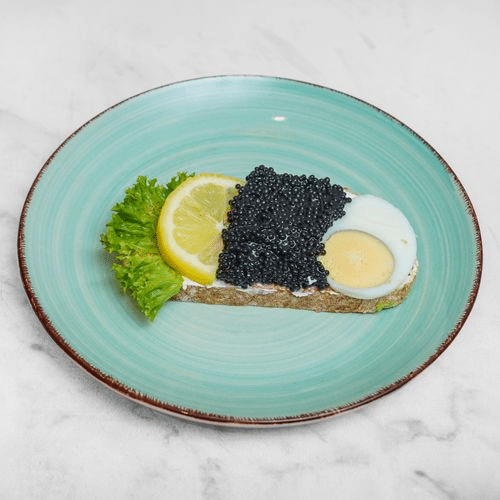 Belegtes Brötchen mit Kaviar