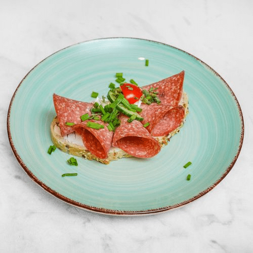 Belegtes Brötchen mit Salami