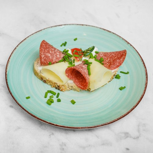 Belegtes Brötchen mit Salami und Käse