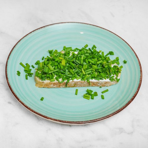 Belegtes Brötchen mit Schnittlauch (vegetarisch)