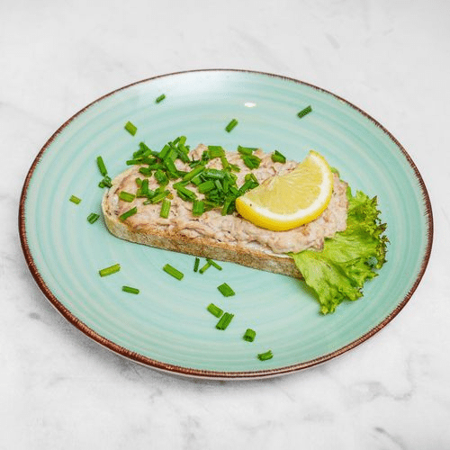 Belegtes Brötchen mit Thunfisch