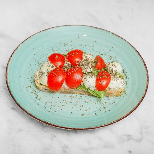 Belegtes Brötchen mit Tomate und Mozzarella (vegetarisch)