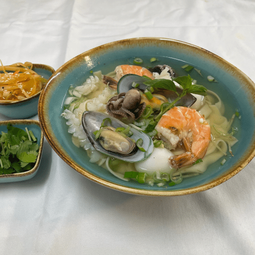 Nudelsuppe mit Meeresfrüchten