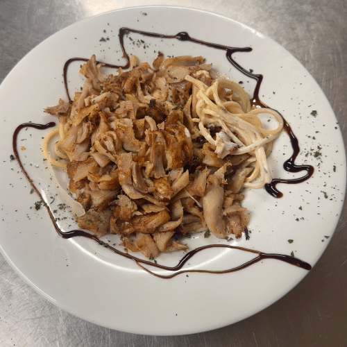 Nudel-Box mit Kebapfleisch