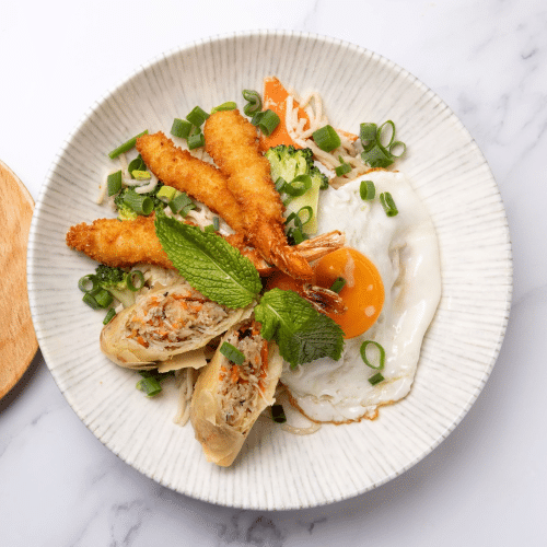 Hauptgericht-Mittags-Menü - Kokosnudeln mit Crispy Chicken