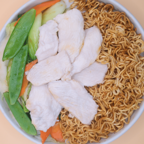 Gebratene Nudeln mit Hühnerfleisch