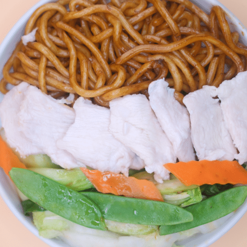 Gebratene Udon nach vietnamesische Art mit Hühnerfleisch