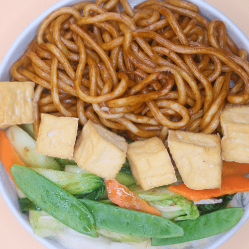 Gebratene Udon nach vietnamesische Art mit Tofu