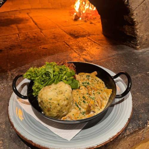 Eierschwammerlsauce mit Semmelknödel