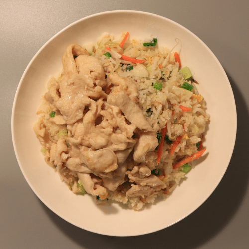 Gebratener Reis mit gebratenem Hühnerfleisch (groß)