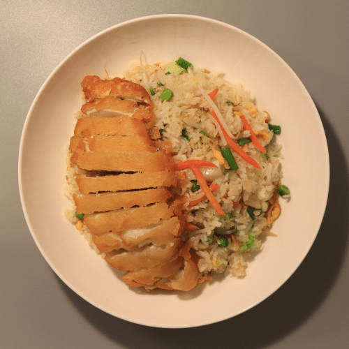 Gebratener Reis mit knusprigem Hühnerfleisch (groß)