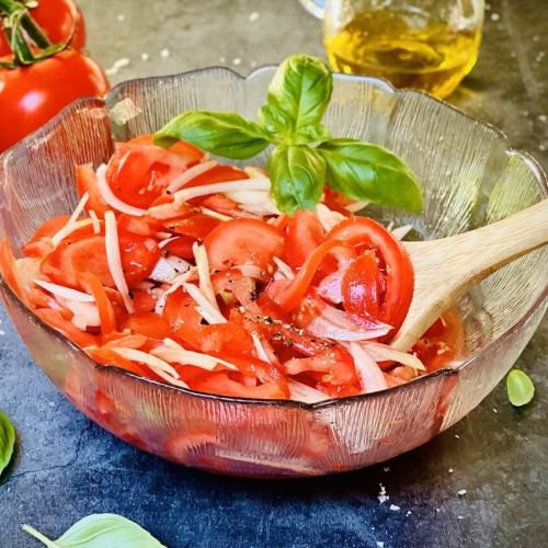 Tomatensalat mit Zwiebeln