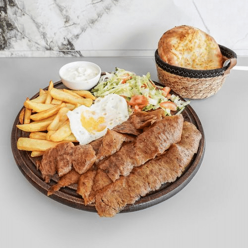 Kalb Kebap Teller mit Spiegelei
