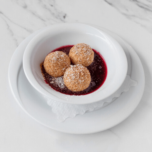 Topfen Knödel mit Mischbeeren,