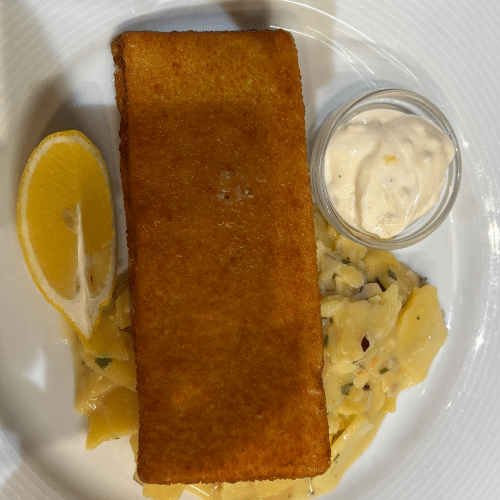 Dorschfilet mit Kartoffelsalat und Saucetatar