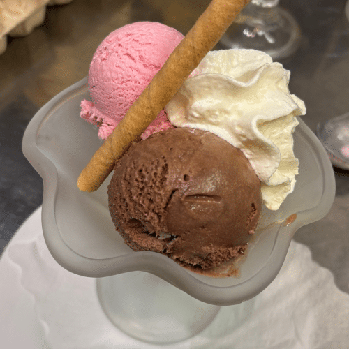 Gemischteeis mit Sahne