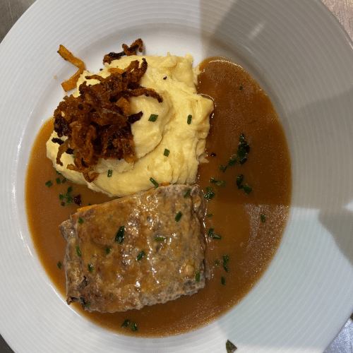Hackfleisch mit Kartoffelpürre und Röstzwiebl