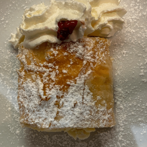 Topfenstrudel mit Sahne,