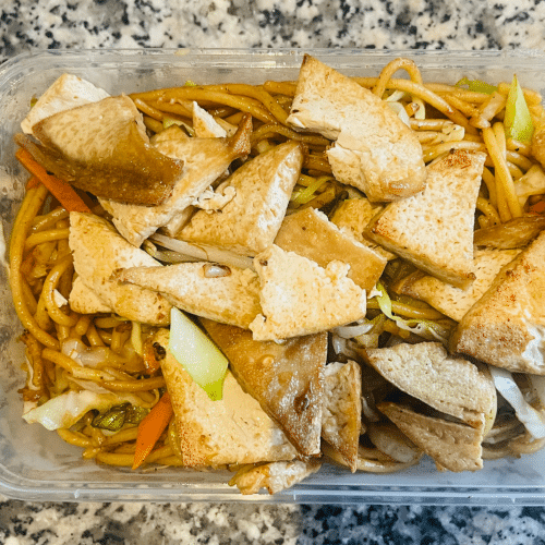 Gebratene Nudeln mit Tofu und Gemüse
