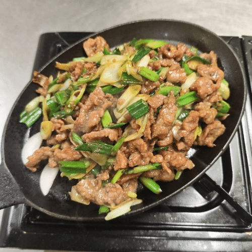 Gezischtes Rindfleisch mit Jungzwiebeln