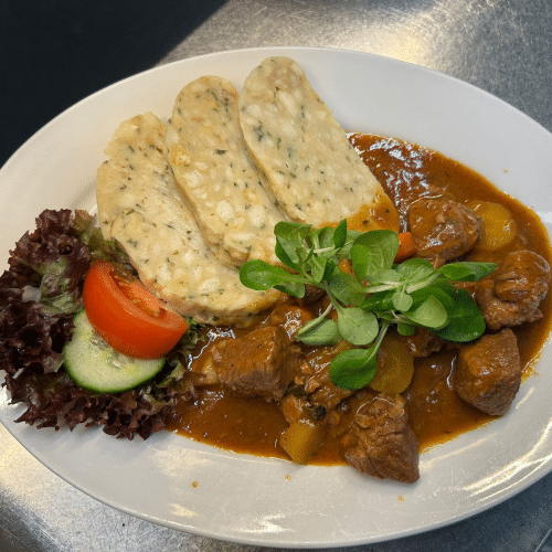 Wildschwein-Ragout mit Serviettenknödel