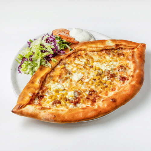 Pide mit 4 Käsesorten und Ei