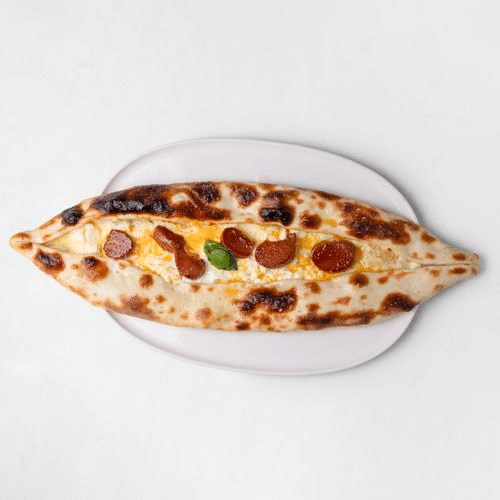 Pide mit Sucuk und Ei