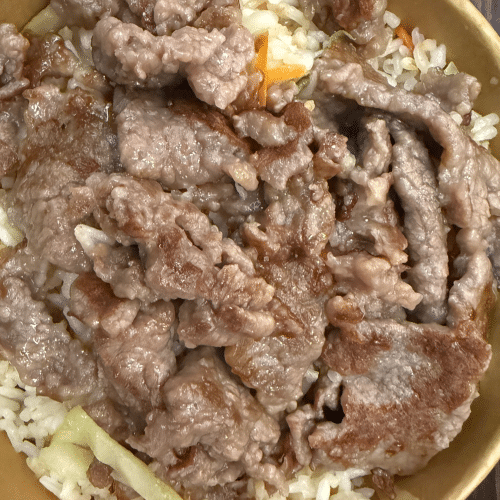 Gegrilltes Rindfleisch auf gebratenem Eierreis mit Gemüse