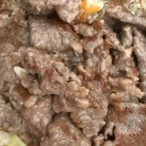 Gegrilltes Rindfleisch auf Nudeln mit Gemüse