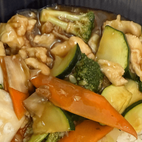 Huhn Chop Suey auf gebratenem Eierreis mit Gemüse
