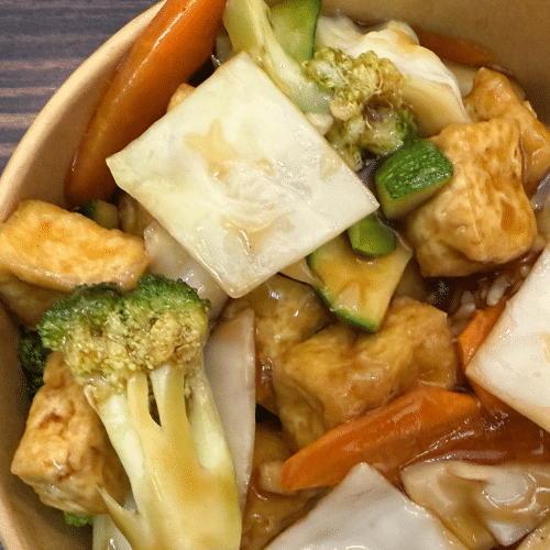 Tofu Chop Suey auf gebratenem Eierreis mit Gemüse