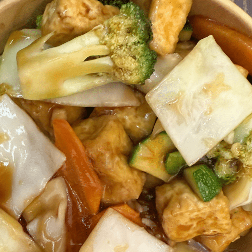 Tofu Chop Suey auf Nudeln mit Gemüse