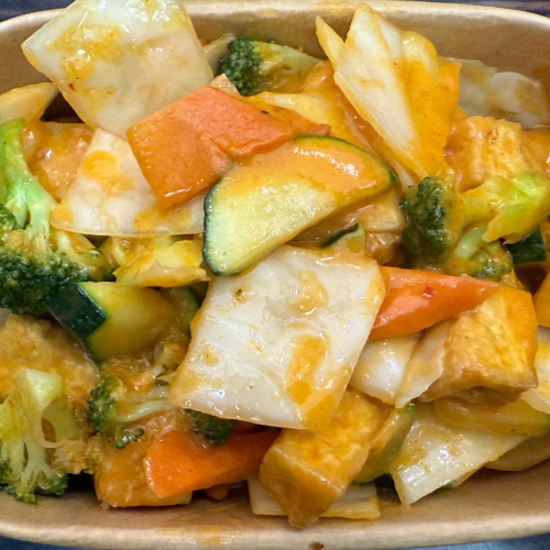 Tofu mit Wokgemüse in Currysauce, dazu Reis