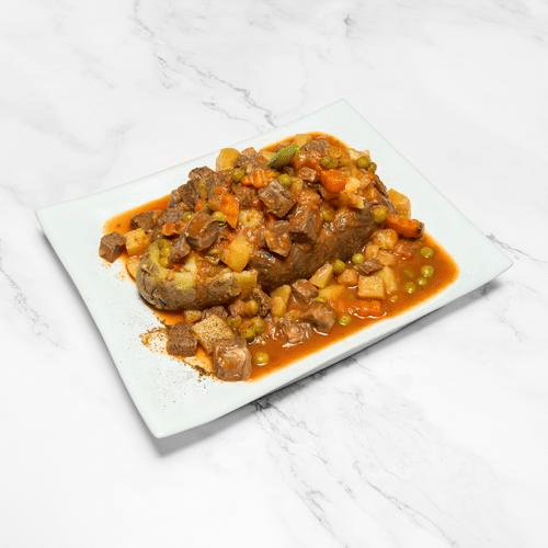 Gefüllte Kartoffeln mit Ragout und Gemüse und Rindfleisch