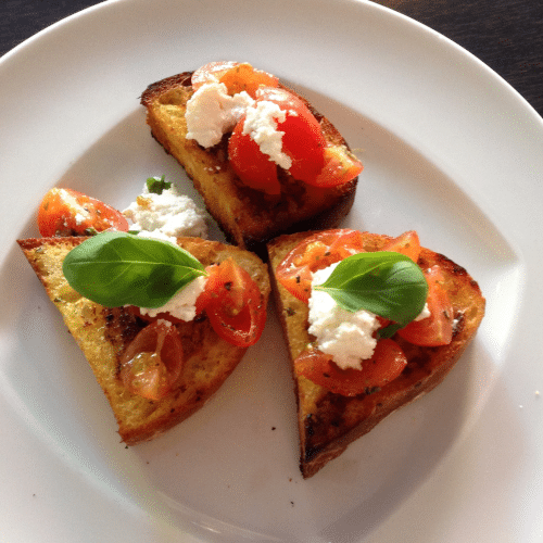 La bruschetta con Pomodoro e Mozzarella di Bufala