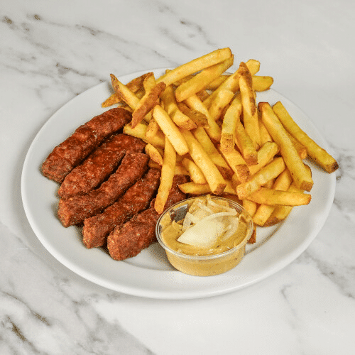 Cevapcici mit Pommes und Zwiebelsenf Sauce